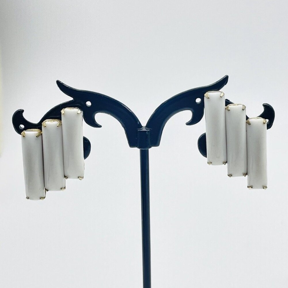 Vintage Stacked Milk Glass Bead Earrings Gold Tone Screw Back Classic Career - Picture 5 of 10